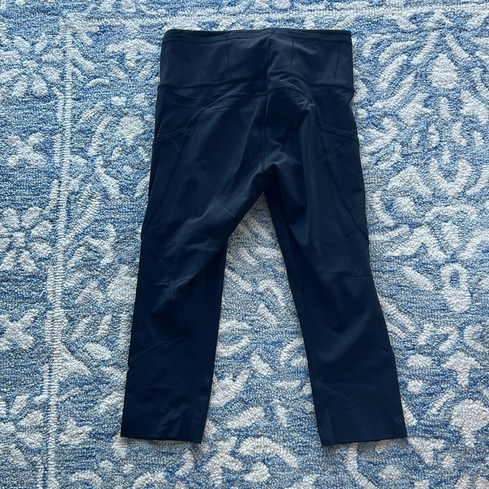 Lululemon Crop work out pants - Picture 4 of 6